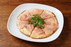 Ham and mozzarella pizza